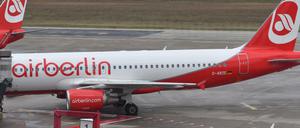 Abfertigung einer Maschine von Air Berlin an einer Gangway am Flughafen Berlin-Tegel (Archiv). Am Montag (27. März 2017) kam es zu Verspätungen, da die Airline den Servicepartner bei der Gepäckabfertigung gewechselt hat.
