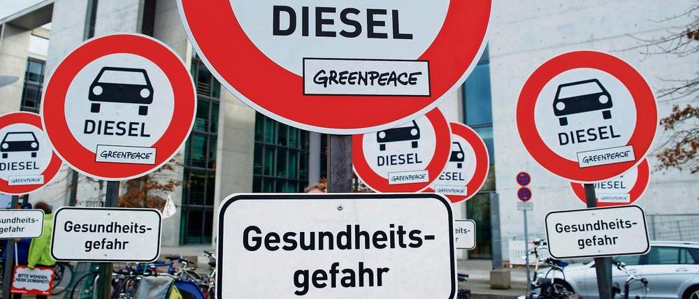 Protest. Selbst neue Diesel, die unter die Norm Euro-6 fallen, blasen bei Tests auf der Straße mehr Stickoxide in die Luft als erlaubt. Die Hersteller bestreiten dies, Umweltschützer protestieren. 