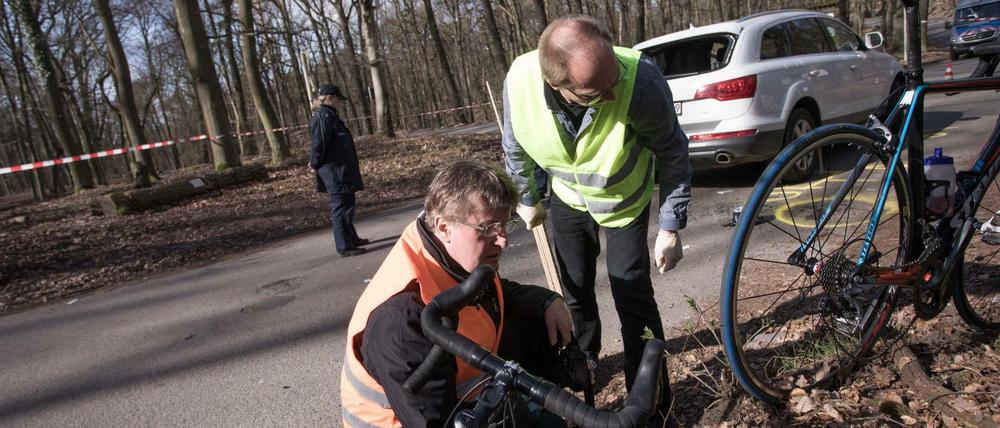 Bei dem Fahrradrennen in Berlin-Wannsee sind mindestens vier Menschen von dem Auto verletzt worden.