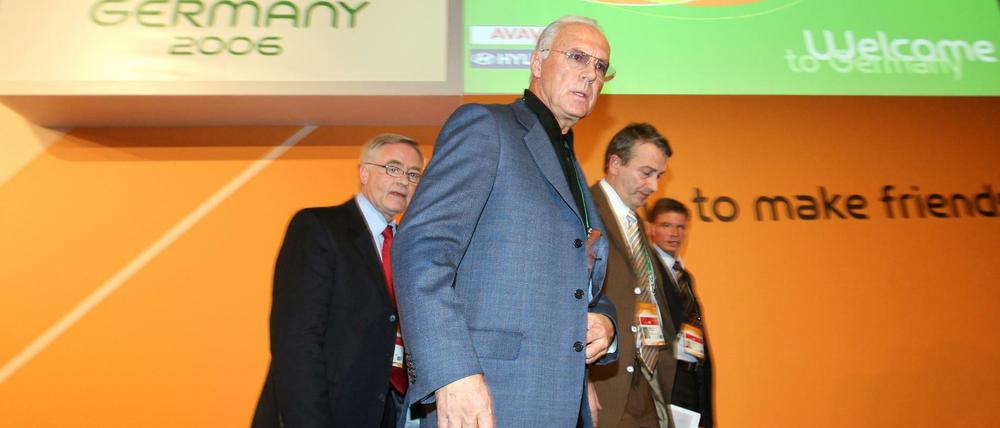 Der Präsident des deutschen FIFA Organisationskomitees, Franz Beckenbauer (M.), sein Vize-Präsident Wolfgang Niersbach (2.v.r) und Horst Schmidt (l).
