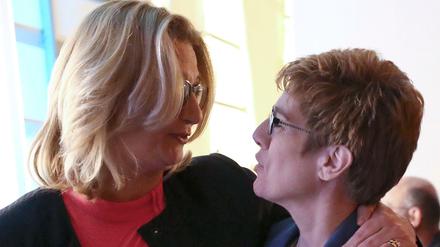 Verliererin und Gewinnerin liegen sich in den Armen: Anke Rehlinger (l., SPD) und Annegret Kramp-Karrenbauer (CDU) am Sonntag nach der Wahl im Saarland.