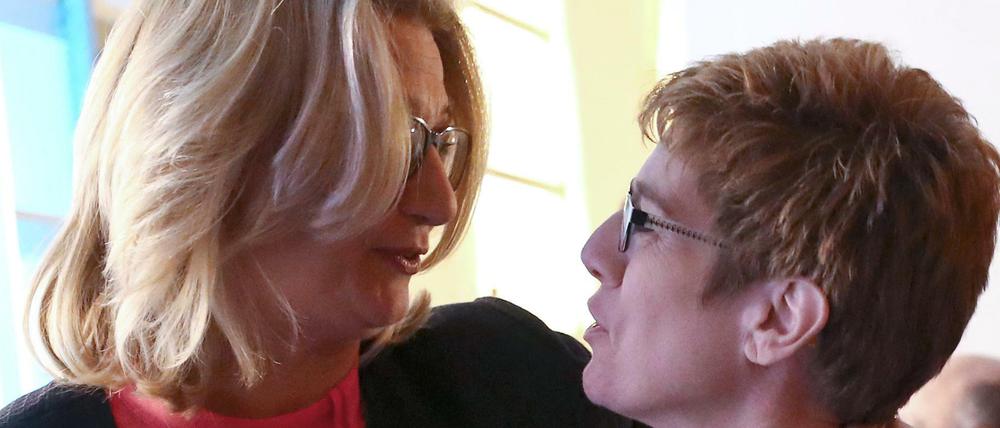 Verliererin und Gewinnerin liegen sich in den Armen: Anke Rehlinger (l., SPD) und Annegret Kramp-Karrenbauer (CDU) am Sonntag nach der Wahl im Saarland.