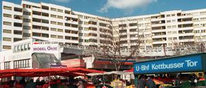 Der Bezirk Friedrichshain-Kreuzberg will das Vorkaufsrecht für das Neue Zentrum Kreuzberg prüfen.