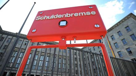 WAS IST eigentlich .. eine Schuldenbremse? Marie Rövekamp erklärt, wie gut Deutschland derzeit haushaltetSeit 2011 gilt in Deutschland die so genannte Schuldenbremse, um die Staatsverschuldung zu begrenzen. Sie ist im Grundgesetz verankert und macht Bund und Ländern verbindliche Vorgaben zur Reduzierung des Haushaltsdefizits. Durch die staatliche Schuldenbremse soll die strukturelle, also nicht die konjunkturbedingte jährliche Nettokreditaufnahme des Bundes maximal 0,35 Prozent des Bruttoinlandsproduktes betragen. Für die Länder wird die Nettokreditaufnahme ganz verboten. Bei Naturkatastrophen oder schweren Rezessionen sind Ausnahmen möglich.Ein Haushalt ohne neue Schulden - dieses Ziel hatte Finanzminister Wolfgang Schäuble für das Jahr 2015 ausgerufen. Gelungen ist es ihm schon 2014 - und seitdem hält Schäuble an der „Schwarzen Null“ fest. Seit 1969 hatte es keiner seiner Amtsvorgänger geschafft, einen ausgeglichenen Haushalt zu präsentieren.Die deutsche Staatskasse ist zur Zeit so gut gefüllt wie seit vielen Jahren nicht mehr. Bund, Länder, Kommunen und Sozialkassen haben im vergangenen Jahr fast 24 Milliarden Euro mehr eingenommen, als sie ausgegeben haben. Das ist absolut gesehen der höchste Überschuss seit der deutschen Wiedervereinigung. Deswegen befürwortet nicht jeder Schäubles Sparkurs. Die Wirtschaft fordert Entlastungen für Bürger und Betriebe. SPD- und Grünen-Politiker dagegen plädieren für mehr Investitionen in Infrastruktur, den sozialen Wohnungsbau sowie Bildung und Forschung.  