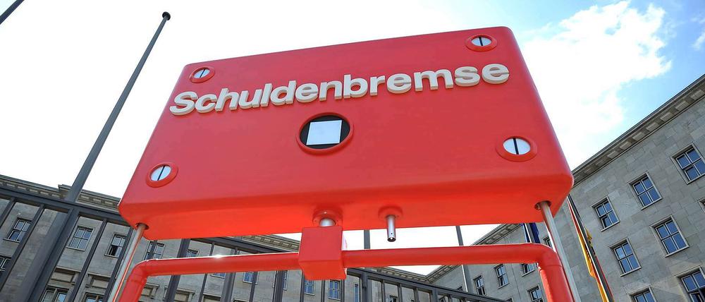 WAS IST eigentlich .. eine Schuldenbremse? Marie Rövekamp erklärt, wie gut Deutschland derzeit haushaltetSeit 2011 gilt in Deutschland die so genannte Schuldenbremse, um die Staatsverschuldung zu begrenzen. Sie ist im Grundgesetz verankert und macht Bund und Ländern verbindliche Vorgaben zur Reduzierung des Haushaltsdefizits. Durch die staatliche Schuldenbremse soll die strukturelle, also nicht die konjunkturbedingte jährliche Nettokreditaufnahme des Bundes maximal 0,35 Prozent des Bruttoinlandsproduktes betragen. Für die Länder wird die Nettokreditaufnahme ganz verboten. Bei Naturkatastrophen oder schweren Rezessionen sind Ausnahmen möglich.Ein Haushalt ohne neue Schulden - dieses Ziel hatte Finanzminister Wolfgang Schäuble für das Jahr 2015 ausgerufen. Gelungen ist es ihm schon 2014 - und seitdem hält Schäuble an der „Schwarzen Null“ fest. Seit 1969 hatte es keiner seiner Amtsvorgänger geschafft, einen ausgeglichenen Haushalt zu präsentieren.Die deutsche Staatskasse ist zur Zeit so gut gefüllt wie seit vielen Jahren nicht mehr. Bund, Länder, Kommunen und Sozialkassen haben im vergangenen Jahr fast 24 Milliarden Euro mehr eingenommen, als sie ausgegeben haben. Das ist absolut gesehen der höchste Überschuss seit der deutschen Wiedervereinigung. Deswegen befürwortet nicht jeder Schäubles Sparkurs. Die Wirtschaft fordert Entlastungen für Bürger und Betriebe. SPD- und Grünen-Politiker dagegen plädieren für mehr Investitionen in Infrastruktur, den sozialen Wohnungsbau sowie Bildung und Forschung.  