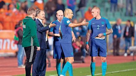 Geballte Ratlosigkeit. Danny Blind (2. v. l.) und seine Spieler blamierten sich in Bulgarien, Besserung ist nicht in Sicht. 