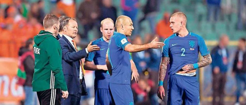 Geballte Ratlosigkeit. Danny Blind (2. v. l.) und seine Spieler blamierten sich in Bulgarien, Besserung ist nicht in Sicht.