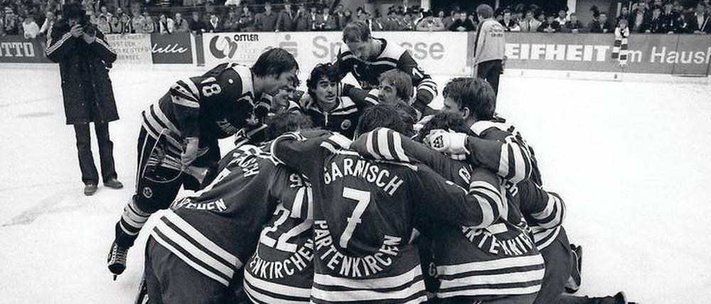 Eiskalte Party. Der SC Riessersee aus Garmisch-Partenkirchenfeiert wurde 1981 Deutscher Meister, der Weg zum Titel war allerdings fragwürdig.