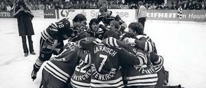 Eiskalte Party. Der SC Riessersee aus Garmisch-Partenkirchenfeiert wurde 1981 Deutscher Meister, der Weg zum Titel war allerdings fragwürdig. 