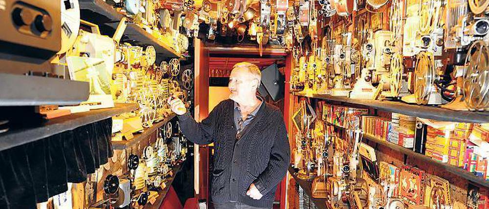 Tief unter der Erde. Wolfgang Weber im Saal mit den 35 Sesseln aus dem Theater des Westens. 