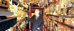 Tief unter der Erde. Wolfgang Weber im Saal mit den 35 Sesseln aus dem Theater des Westens. 