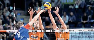 Und druff. Das Duell Volleys vs. United ist attraktiv, aber kurz. Foto: Wells/Imago
