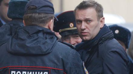 Oppositionsführer Alexej Nawalny auf dem Weg ins Gericht.
