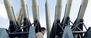Massenvernichtungswaffen. Eine Besucherin im Kriegsgedenkmuseum von Seoul betrachtet ausgemusterte Atomraketen. 