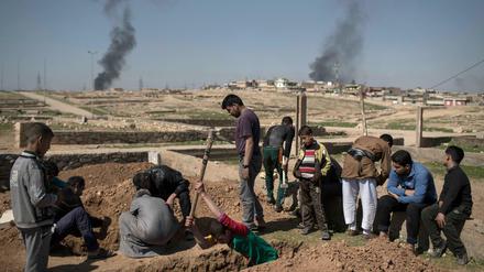 Freunde und Verwandte des Opfers nehmen in Mossul (Irak) an der Beerdigung teil. 