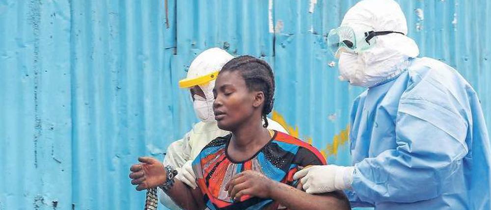 Krankenpfleger begleiten eine Ebola-Patientin in ein Behandlungszentrum in Liberia im Jahr 2014. Liberia wurde als letztes Land überhaupt im Januar 2016 für frei von Ebola erklärt.
