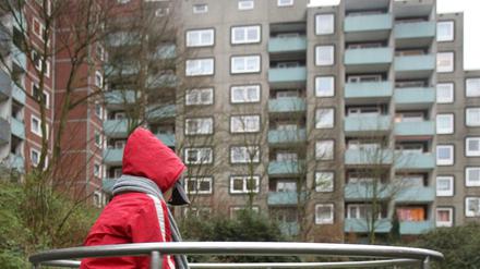 Armut hat auch mit Bildungschancen zu tun, und die sind in Deutschland nach wie vor an den sozialen Status der Herkunftsfamilie gekoppelt. Obwohl das auch die OECD seit Jahren moniert, tut sich in dem Punkt nichts. 
