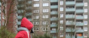 Armut hat auch mit Bildungschancen zu tun, und die sind in Deutschland nach wie vor an den sozialen Status der Herkunftsfamilie gekoppelt. Obwohl das auch die OECD seit Jahren moniert, tut sich in dem Punkt nichts. 