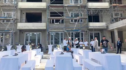 Richtfest in Berlin. Hochpreisiger Wohnraum entsteht in Berlin allerorten, wie in diesem Gebäude, das sich wie ein U über dem U-Bahnhof Mendelssohn-Bartholdy-Park erhebt.