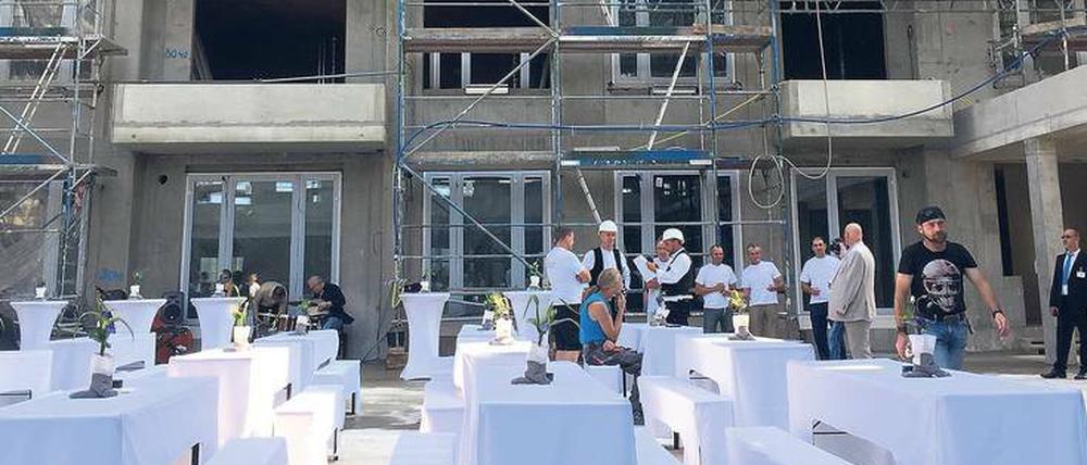 Richtfest in Berlin. Hochpreisiger Wohnraum entsteht in Berlin allerorten, wie in diesem Gebäude, das sich wie ein U über dem U-Bahnhof Mendelssohn-Bartholdy-Park erhebt.