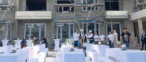 Richtfest in Berlin. Hochpreisiger Wohnraum entsteht in Berlin allerorten, wie in diesem Gebäude, das sich wie ein U über dem U-Bahnhof Mendelssohn-Bartholdy-Park erhebt.