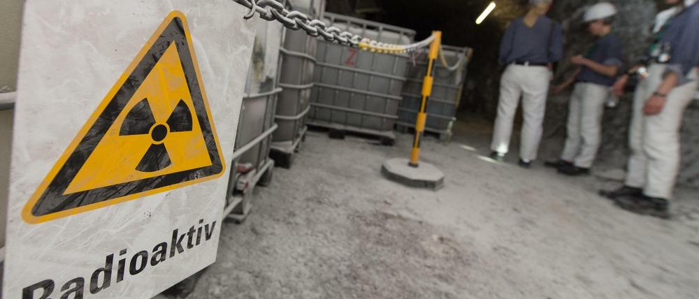 Vor Containern mit radioaktiver Lauge hängt in der Schachtanlage Asse ein Warnschild.