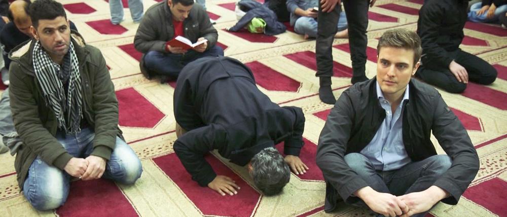 Constantin Schreiber (rechts) bei seinen Recherchen in deutschen Moscheen
