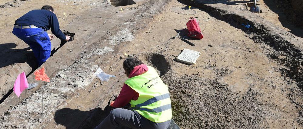 Archäologen sind bei einer Grabung zu sehen.