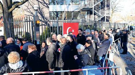 Türkische Berliner stehen vor dem Generalkonsulat in der Heerstraße Schlange, um am Referendum teilzunehmen.
