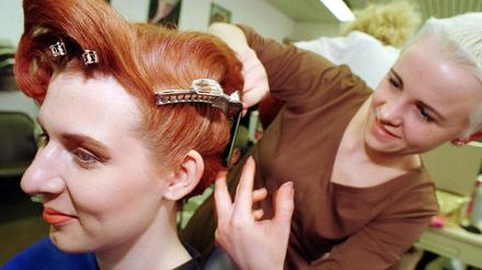 Nicht nur gut mit Kamm und Schere. Viele Friseure zeigen sich als kreative Namensgeber, wenn es um ihre Salons geht.