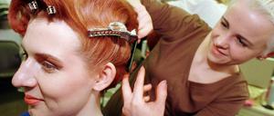 Nicht nur gut mit Kamm und Schere. Viele Friseure zeigen sich als kreative Namensgeber, wenn es um ihre Salons geht.