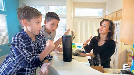 Neue Zeiten. Einige Kinder sollen sich bereits lieber mit dem Digital-Butler Echo von Amazon als mit den Eltern unterhalten, weil von den Sprachassistenten keine Zurechtweisungen und kein Widerspruch zu befürchten sind. 