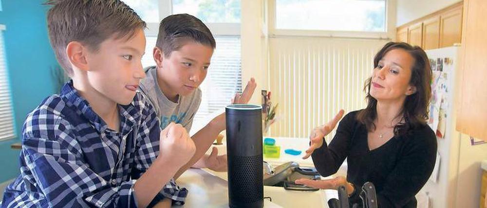Neue Zeiten. Einige Kinder sollen sich bereits lieber mit dem Digital-Butler Echo von Amazon als mit den Eltern unterhalten, weil von den Sprachassistenten keine Zurechtweisungen und kein Widerspruch zu befürchten sind.