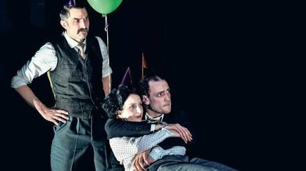 Beengte Verhältnisse. Der wortkarge Wladimir (Henning Vogt), die unglückliche Braut Ursula (Wiebke Mollenhauer) und der „Krüppel“ Fürchtegott (Marcel Kohler).