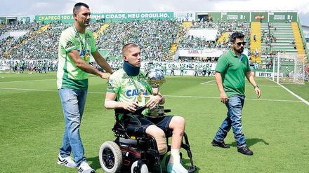 Symbol des Überlebens. Torwart Jackson Follmann verlor bei dem Absturz im November ein Bein. Sein Beispiel soll die vielen neuen Spieler von Chapecoense motivieren. 
