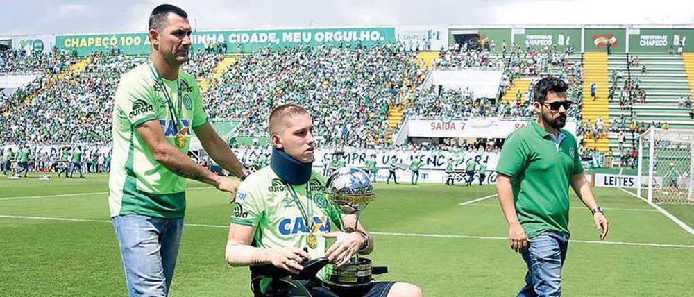 Symbol des Überlebens. Torwart Jackson Follmann verlor bei dem Absturz im November ein Bein. Sein Beispiel soll die vielen neuen Spieler von Chapecoense motivieren.