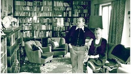 Quellen der Weisheit. Sepp Herberger, seine Bücher und Ehefrau Eva Mitte der 1970er Jahre im Wohnzimmer ihres Hauses im badischen Weinheim.