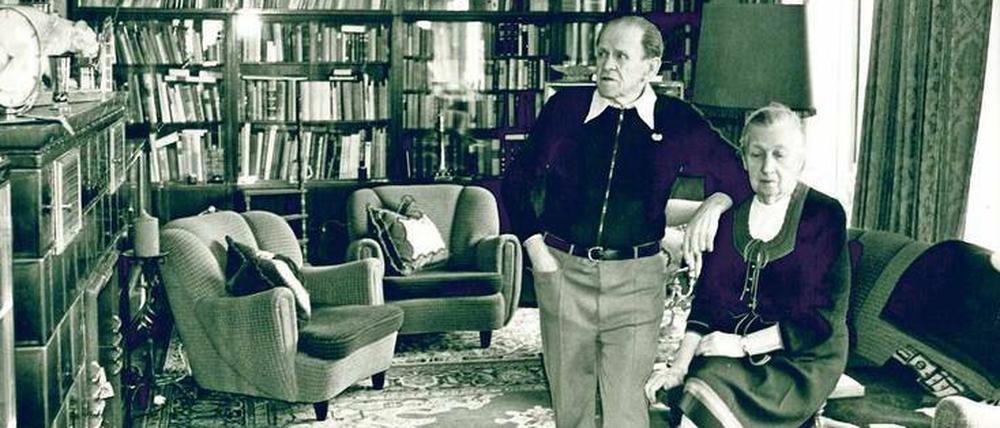 Quellen der Weisheit. Sepp Herberger, seine Bücher und Ehefrau Eva Mitte der 1970er Jahre im Wohnzimmer ihres Hauses im badischen Weinheim. 
