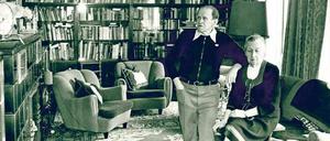 Quellen der Weisheit. Sepp Herberger, seine Bücher und Ehefrau Eva Mitte der 1970er Jahre im Wohnzimmer ihres Hauses im badischen Weinheim. 