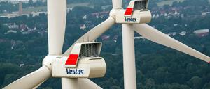 Strom aus erneuerbaren Energien wird stark mit Steuern und Abgaben belastet. Das erschwert den Umbau des Systems.