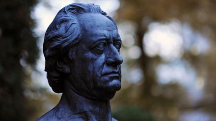 Schon Goethe hegte ein wohlbegründetes Misstrauen gegenüber dem Nationalismus. Eine Büste zeigt den Denker im Stadthallen-Garten in Kassel.