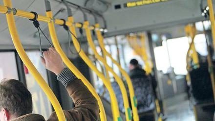 Viele mögen sich in öffentlichen Verkehrsmitteln gar nicht festhalten – wegen all der vielen Keime. Dabei geht es noch schlimmer.