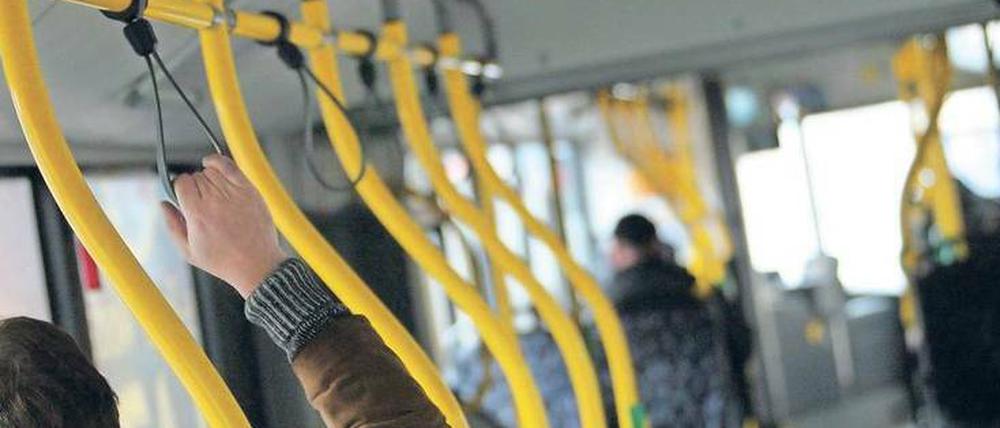 Viele mögen sich in öffentlichen Verkehrsmitteln gar nicht festhalten – wegen all der vielen Keime. Dabei geht es noch schlimmer.