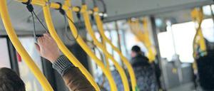 Viele mögen sich in öffentlichen Verkehrsmitteln gar nicht festhalten – wegen all der vielen Keime. Dabei geht es noch schlimmer.