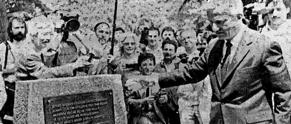 Dank an die Türkei. Bundespräsident Richard von Weizsäcker übergibt 1981 einen Gedenkstein auf dem Gelände der Universität Istanbul, um für die Asylgewährung deutscher Hochschullehrer von 1933 bis 1945 zu danken. Unter den politischen Emigranten befand sich auch der spätere Regierende Bürgermeister Berlins, Professor Ernst Reuter.