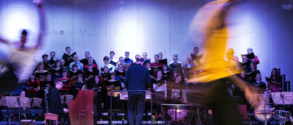 „Le Roi David“ getanzt und gesungen. Szene aus Christian Winklers Inszenierung von Arthur Honeggers Oratorium.