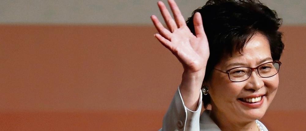 Überschattet von Protesten ist in Hongkong die bisherige Verwaltungschefin Carrie Lam zur neuen Regierungschefin der chinesischen Sonderverwaltungsregion gekürt worden.