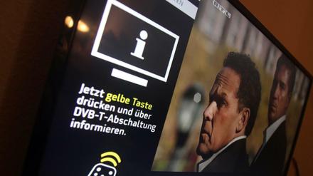 Seit Mitternacht läuft die Umstellung des Antennenfernsehens auf DVB-T2. Mit dem Sendersuchlauf sollte bis 12 Uhr gewartet werden.