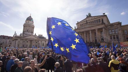 Tausende Menschen nehmen demonstrierten am Sonntag vor dem Konzerthaus auf dem Gendarmenmarkt für Europa. 