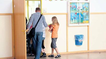Männlich, schwul, verdächtig. In Erziehungsberufen sind männliche Kollegen eine Minderheit.